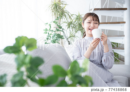 リビング　リラックス　若い女性 77438868