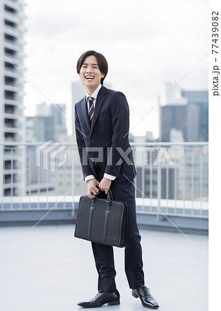 ビジネスマン 就活 新入社員 ビジネスマン 就活 新入社員 77439082