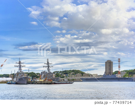 [神奈川・横須賀] 停泊中のアメリカ海軍の護衛艦ジョン・S・マケイン,カーティス・ウィルバーといずも 77439714