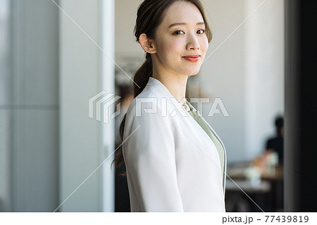 働く女性のポートレート 働く女性のポートレート 77439819