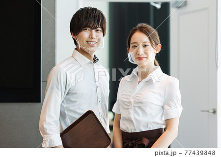 マウスシールドをつけた飲食店スタッフのポートレート マウスシールドをつけた飲食店スタッフのポートレート 77439848