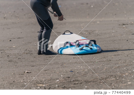 【ウィンドサーフィンの準備中】 77440499