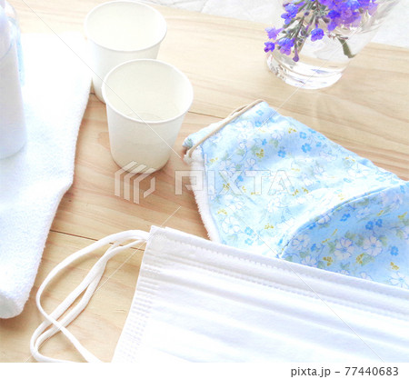 消毒用アルコールとマスク 77440683