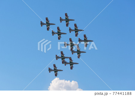 イタリア空軍アクロバットチーム「フレッチェ・トリコローリ」ダブル傘型隊形 77441188