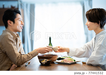 日本酒で乾杯するカップル 77441532