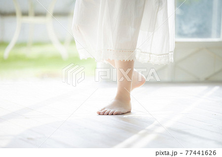 女性　足　ビューティー　　 77441626