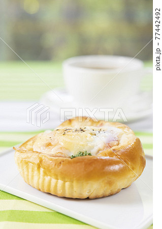 美味しいベーコンエッグパンとホットコーヒー 美味しいベーコンエッグパンとホットコーヒー 77442492