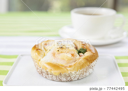 美味しいベーコンエッグパンとホットコーヒー 美味しいベーコンエッグパンとホットコーヒー 77442495