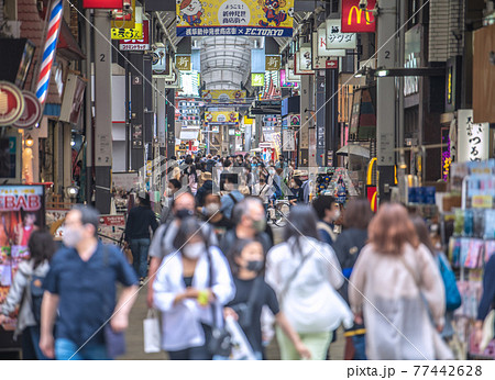 日本の東京都市景観 3度目の宣言下。百貨店などが休業しても、人流の抑制からは遠い…＝5月8日、浅草 77442628