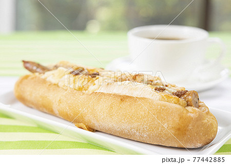 美味しいスパイシーソーセージパンとホットコーヒー 美味しいスパイシーソーセージパンとホットコーヒー 77442885