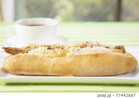 美味しいスパイシーソーセージパンとホットコーヒー 美味しいスパイシーソーセージパンとホットコーヒー 77442887