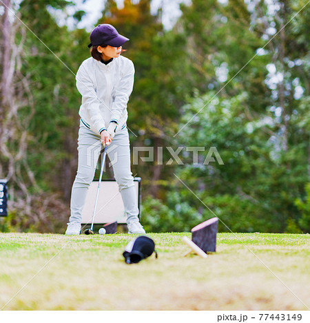 ゴルファー　ゴルフ　ラウンド　スイング　ゴルフ場 77443149