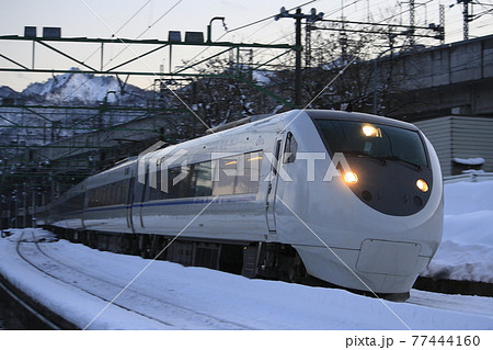冬の越後湯沢を出発する特急はくたか（681系ホワイトウイング） 77444160