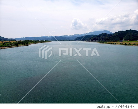 夏の高知県四万十市の四万十大橋から土佐湾方面を望む【6月】 77444347
