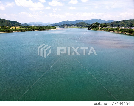 夏の高知県四万十市の四万十大橋から四万十市街方面を望む【6月】 夏の高知県四万十市の四万十大橋から四万十市街方面を望む【6月】 77444456