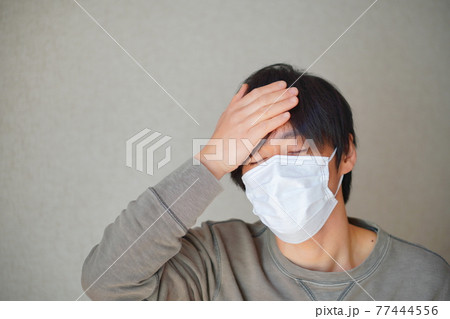 風邪を引く男性 風邪を引く男性 77444556