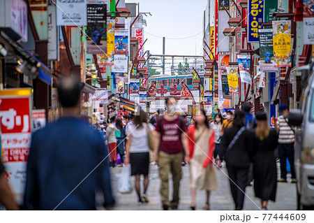 日本の東京都市景観　3度目の宣言下。アメ横に並行している「上中」。多くの人出…＝5月8日 77444609