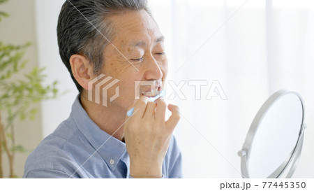 シニア男性・歯・歯磨き シニア男性・歯・歯磨き 77445350