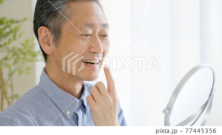 シニア男性・歯のチェック 77445356
