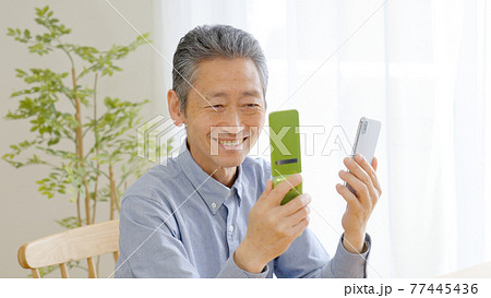 シニア男性・ガラケー・スマホ・機種変更 シニア男性・ガラケー・スマホ・機種変更 77445436
