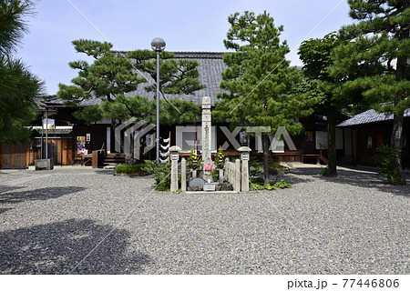 六道珍皇寺　三界萬霊供養塔と本堂 77446806