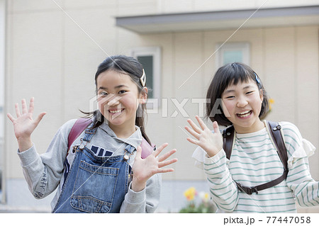 笑顔でポーズをとって並ぶ小学生女の子の写真素材