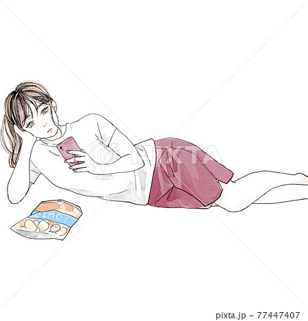 ダラダラしている女性 77447407