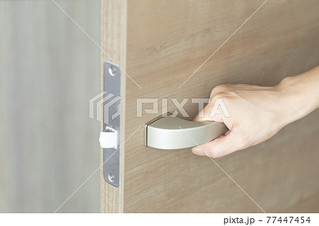 ドアの開け閉めをしているイメージの写真素材 ドアの開け閉めをしているイメージの写真素材 77447454
