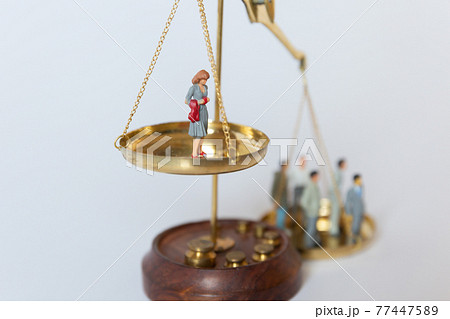 天秤の上の男女 ジェンダーバランスのイメージ 77447589