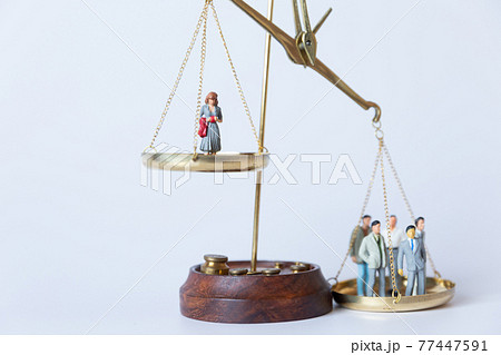 天秤の上の男女 ジェンダーバランスのイメージ 77447591