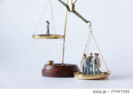 天秤の上の男女 ジェンダーバランスのイメージ 77447592