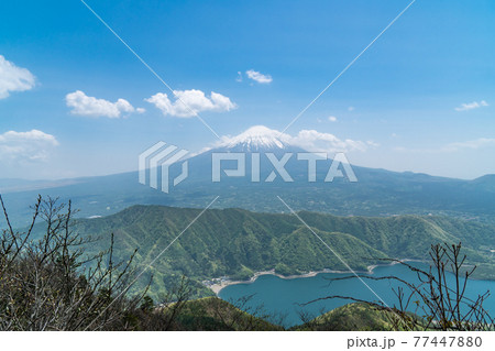 十二ヶ岳の山頂から見た富士山と西湖 十二ヶ岳の山頂から見た富士山と西湖 77447880