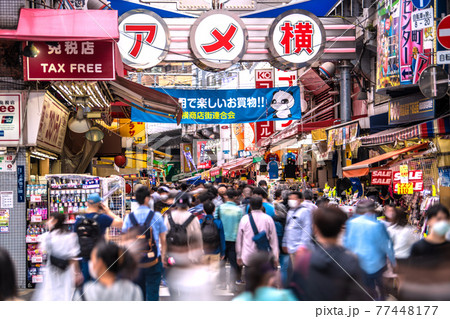 日本の東京都市景観　3度目の宣言下。アメ横には、多くの人出…＝5月8日 77448177