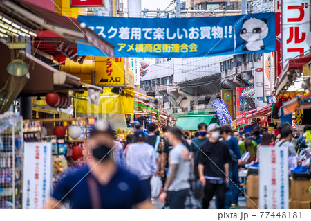 日本の東京都市景観　3度目の宣言下。アメ横には、多くの人出…＝5月8日 77448181