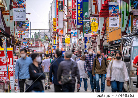 日本の東京都市景観　3度目の宣言下。アメ横に並行している「上中」。多くの人出…＝5月8日 77448262