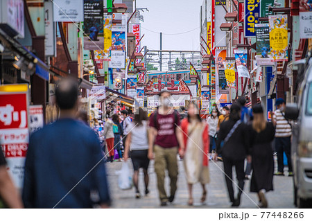 日本の東京都市景観 3度目の宣言下。アメ横に並行している「上中」。多くの人出…=5月8日 日本の東京都市景観 3度目の宣言下。アメ横に並行している「上中」。多くの人出…=5月8日 77448266