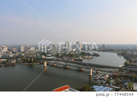 高層ビルから見下ろすチャオプラヤ河とバンコク橋 77448544