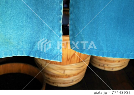 暖簾の奥の樽 77448952