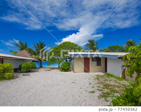 南国の離島のラグーン傍のゲストハウス (ランギロア環礁、ツアモツ諸島、仏領ポリネシア) 77450362