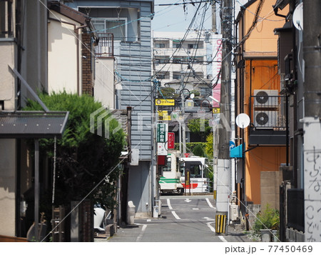 ビルが増えた街の中 77450469