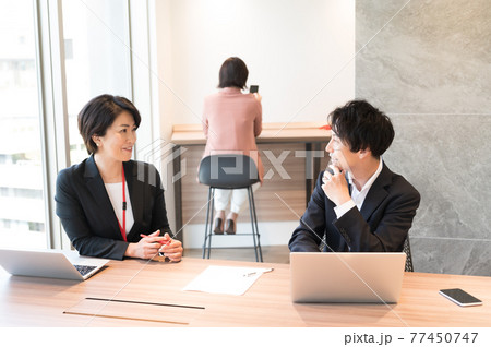 部下の報告書をチェックする女性管理職 撮影協力「＋SHIFT NOGIZAKA」 77450747