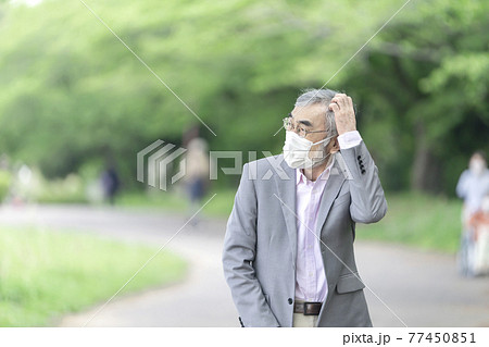 道に迷うシニア男性 マスク着用 道に迷うシニア男性 マスク着用 77450851