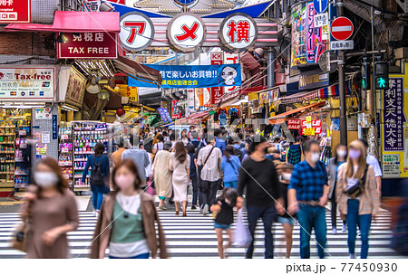 日本の東京都市景観　3度目の宣言下。アメ横には、多くの人出…＝5月8日 77450930