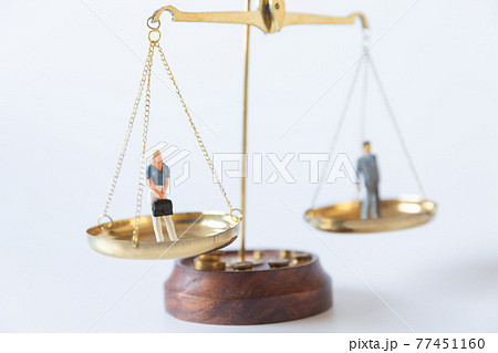 天秤の上の男女 ジェンダーバランスのイメージ 77451160
