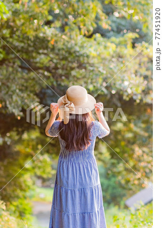 夏 麦わら帽子をかぶった女性の後ろ姿の写真素材 [77451920] - PIXTA