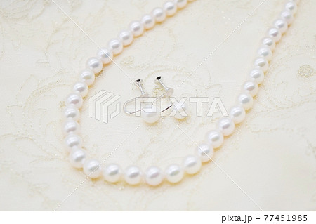真珠のネックレスとイヤリング 77451985