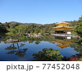 春の金閣寺と鏡湖池 77452048