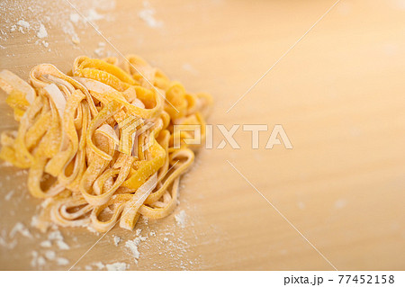 PCレンズを使用して撮影した生パスタのフェットチーネ PCレンズを使用して撮影した生パスタのフェットチーネ 77452158