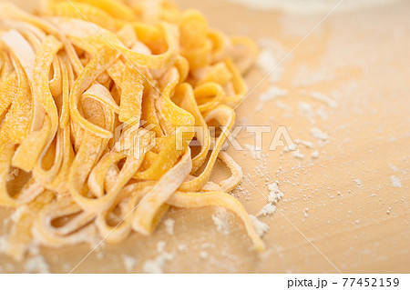PCレンズを使用して撮影した生パスタのフェットチーネ PCレンズを使用して撮影した生パスタのフェットチーネ 77452159