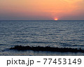 山陰日本海の地平線に沈む夕日 77453149